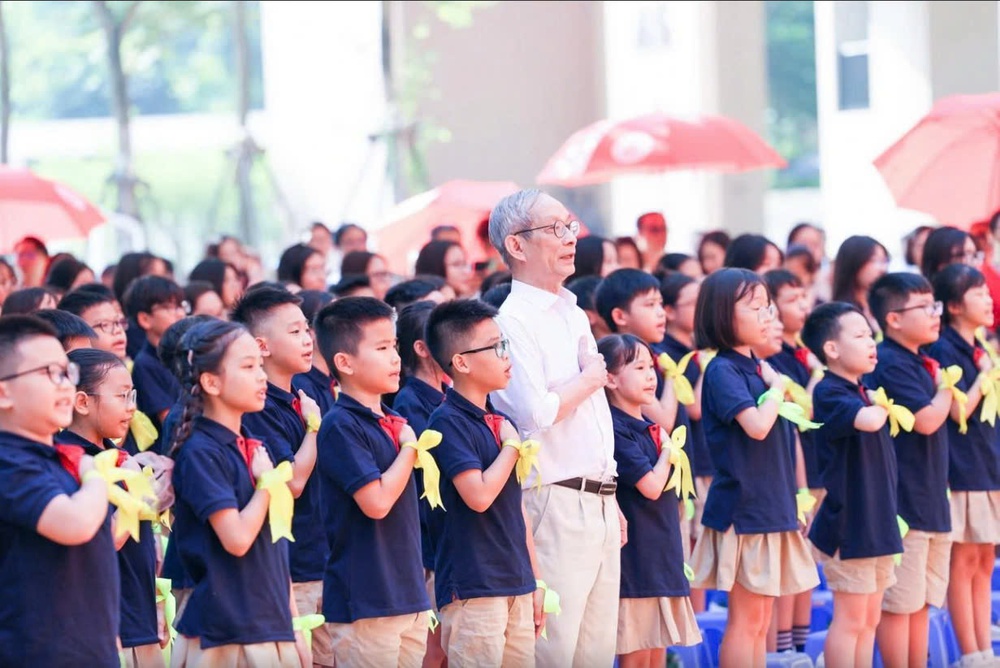 Thầy giáo nhận nuôi học sinh còn sống sót sau lũ quét: Sự nhân văn làm dịu nỗi đau Làng Nủ- Ảnh 17.