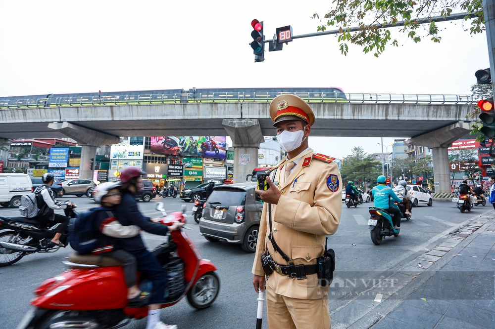 Người dân Hà Nội, TP Hồ Chí Minh chấp hành nghiêm chỉnh Nghị định 168 - Ảnh 32.