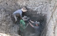 Nắng nóng hơn 40 độ, thợ đào giếng Nghệ An 'chạy sô', làm không hết việc