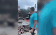 Clip NÓNG 24h: Cả xóm chung tay xử lý hộ trang trại gà chết 4000 con vì lũ lụt ở Nghệ An