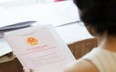 11 năm hôn nhân hạnh phúc, nhìn tên ghi trên sổ đỏ, tôi bất chợt thấy nghi ngờ tất cả