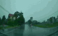 Clip NÓNG 24h: Khoảnh khắc tia sét đánh trúng cột đèn điện bên đường, hai người may mắn thoát nạn