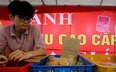 Cận cảnh bánh Trung thu giá "siêu rẻ" bày bán tràn lan trên vỉa hè Hà Nội