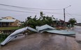 Từ tâm bão Noru: Gió rít ghê người, nhiều ngôi nhà bị cuốn bay mái tôn, mất điện trên diện rộng