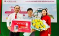 Agribank Phú Quốc trao thưởng cho khách hàng trúng giải Nhì chương trình "Đăng ký Agribank E-Mobile Banking – Vi vu Châu Á"