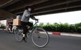 Cầu vòm thép 65 tỷ đồng: Rác "bao vây", người đi bộ và xe đạp "mặc kệ" biển cấm