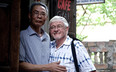 Ký ức Hà Nội: Cuộc gặp gỡ xúc động giữa cựu binh Mỹ và ông chủ quán cà phê ở Bát Tràng