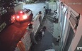 Công an truy tìm nhóm người lái ô tô đi lấy trộm bình ắc quy rồi đâm thủng lốp xe tải
