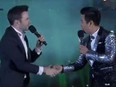 Nguyên Khang hạnh phúc bắt tay trưởng nhóm Westlife mừng năm mới