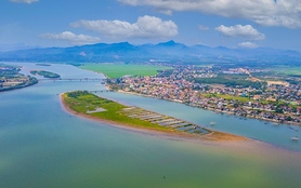 Úp nơm bắt cá gáy mùa lụt dưới dòng sông Kiến Giang ở Quảng Bình, vì sao loài cá này đi cặp 2, cặp 3?