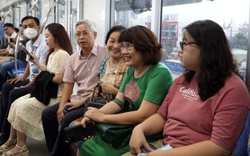Hàng ngàn người dân phấn khởi khi lần đầu được trải nghiệm tuyến Metro số 1