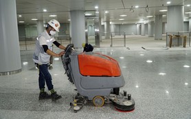 Công nhân tất bật thi công phần việc cuối cùng bên trong Nhà ga Bến Thành của tuyến metro số 1 