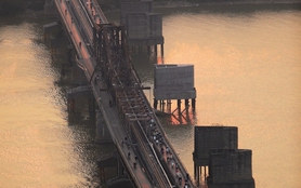 Ký ức Hà Nội: Chuyện xúc động về cây cầu Long Biên trường tồn cùng thời gian