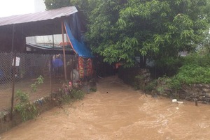 Clip: Nhiều nhà dân ở Sơn La ngập sâu cả mét do ảnh hưởng bão số 2
