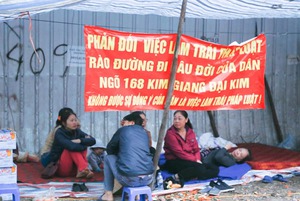  Dân ngõ 168 Kim Giang ra đường ăn ngủ để đòi lại lối đi bị bịt