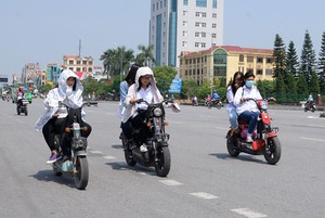 Suýt va quẹt khi chạy xe trên đường, thanh niên chở cô gái đạp xe máy khiến người chở hàng ngã nhào - Ảnh 4.