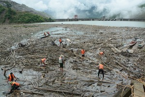 Cận cảnh hàng nghìn tấn gỗ trôi theo dòng lũ về hồ thủy điện Bản Vẽ