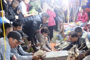 Chen chân trắng đêm “mua may, bán rủi” ở hội chợ Viềng