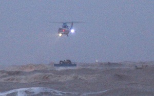 Cứu 9 người trên tàu chìm ở Quảng Trị: Trực thăng quần thảo rồi thả dây và cơ hội vào 22h tối nay
