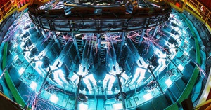 Có gì bên trong cỗ máy tái tạo được bom hạt nhân và hố đen Vũ trụ?