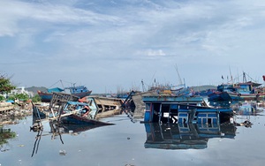 Quảng Ngãi: Hiểm hoạ ở "nghĩa địa" tàu cá cảng Sa Huỳnh, la liệt xác tàu mục nát 
