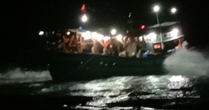 Xuyên đêm giải cứu tàu cá mắc cạn ở đảo Lý Sơn