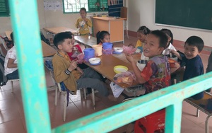 Ngày Nhà giáo Việt Nam 20/11/2020: Những giáo viên uống nước suối, ăn ốc đồng "gieo chữ" trên non cao