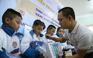 Sữa Cô Gái Hà Lan về vùng rốn lũ, nâng bước đến trường cho hơn 1.700 học sinh Quảng Trị
