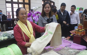 Hà Nội: Hơn 300 đặc sản OCOP được “gọi tên”, đặc biệt có khăn lụa làm từ tơ sen, giá đắt hơn vàng