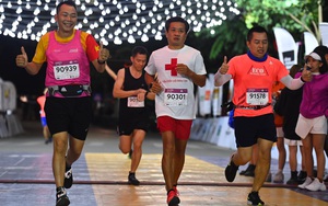 Ông Đoàn Ngọc Hải chinh phục VnExpress Marathon Hanoi Midnight 