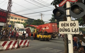 Bình Dương: Nhân viên đường sắt nghi ngủ quên không đóng rào chắn, tàu hỏa đâm văng container 