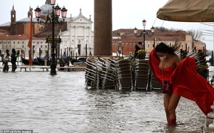 Venice bị ngập do mưa lớn bất ngờ, không kịp kích hoạt 78 cửa xả lũ