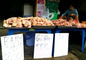 TP.HCM: Thịt heo đông lạnh giá &quot;siêu rẻ&quot; được bày bán khắp các lề đường