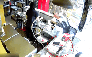 VIDEO: Gã trai vào mua trà sữa rồi cướp điện thoại bỏ chạy