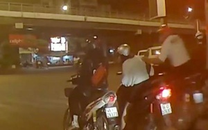 VIDEO: Người phụ nữ bị tên cướp táo tợn giật túi xách khi dừng chờ đèn đỏ