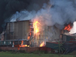 Hà Nội: Cháy xưởng gia công sơn, nhiều tài sản bị thiêu rụi