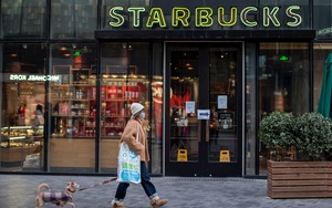 Doanh số có lúc tụt 90% vì đại dịch Covid-19, Starbucks dự báo lợi nhuận giảm