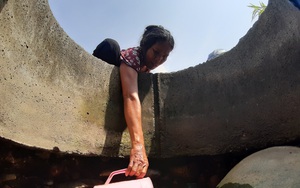 Hạn hán khốc liệt, dân Ninh Thuận mang can nhựa “cõng” nước về nhà