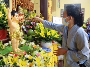Người dân đeo khẩu trang kín mít dự Phật Đản và nghi lễ tắm Phật