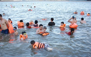 Nghệ An: Sông Lam tấp nập người bơi lội,  dân thành phố Vinh mang cả thuyền ra chèo