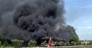 Xe khách cháy trơ khung trên cao tốc, hành khách nháo nhào thoát thân