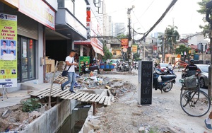 Hà Nội: Người dân bắc cầu vào nhà do thi công mở rộng đường