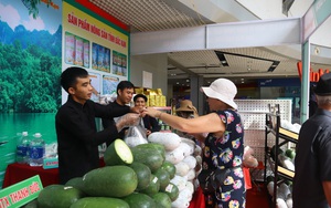 Dân Hà Nội thích thú đến mua bí xanh thơm, gạo Japonica, thịt lợn đen Bắc Kạn