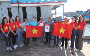 Agribank đồng hành với chương trình “Một triệu lá cờ Tổ quốc cùng ngư dân bám biển”