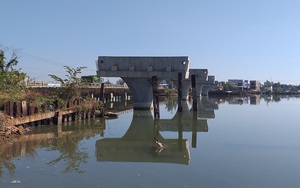 Quảng Nam: Cầu 150 tỷ xây 4 năm ì ạch, dân “nhắm mắt” ở nhà nứt toác