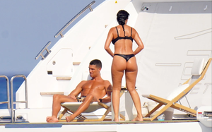 Bồ Cristiano Ronaldo lại khoe dáng đẹp trên du thuyền