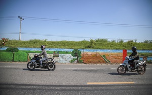 Tuyến đê mọc đầy cỏ dại biến thành con đường bích họa dài nhất Hà Nội
