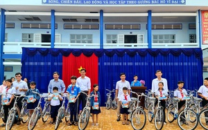 Công ty Xổ số kiến thiết Cà Mau trao xe đạp cho học sinh nghèo