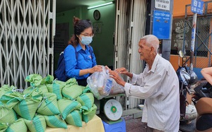 TP.HCM: Người dân hào hứng đổi rác thải nhựa lấy… gạo