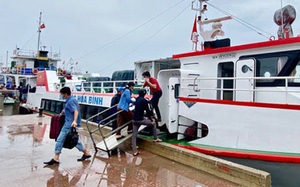 Quảng Ngãi: Du khách hối hả rời đảo Lý Sơn trước giờ bão đến 